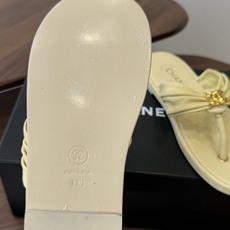 Chane*l小香新款金属logo折叠夹脚人字拖鞋chanel时髦精必入!休闲与时尚双拿捏谁懂啊,香奈儿 Chane*l小香新款金属logo折叠夹脚人字拖鞋chanel时髦精必入!休闲与时尚双拿捏谁懂啊,香奈儿
