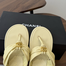 Chane*l小香新款金属logo折叠夹脚人字拖鞋chanel时髦精必入!休闲与时尚双拿捏谁懂啊,香奈儿 Chane*l小香新款金属logo折叠夹脚人字拖鞋chanel时髦精必入!休闲与时尚双拿捏谁懂啊,香奈儿