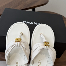 Chane*l小香新款金属logo折叠夹脚人字拖鞋chanel时髦精必入!休闲与时尚双拿捏谁懂啊,香奈儿 Chane*l小香新款金属logo折叠夹脚人字拖鞋chanel时髦精必入!休闲与时尚双拿捏谁懂啊,香奈儿
