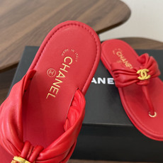 Chane*l小香新款金属logo折叠夹脚人字拖鞋chanel时髦精必入!休闲与时尚双拿捏谁懂啊,香奈儿 Chane*l小香新款金属logo折叠夹脚人字拖鞋chanel时髦精必入!休闲与时尚双拿捏谁懂啊,香奈儿