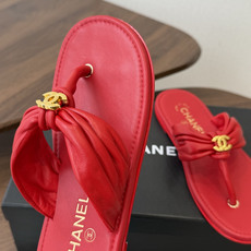 Chane*l小香新款金属logo折叠夹脚人字拖鞋chanel时髦精必入!休闲与时尚双拿捏谁懂啊,香奈儿 Chane*l小香新款金属logo折叠夹脚人字拖鞋chanel时髦精必入!休闲与时尚双拿捏谁懂啊,香奈儿