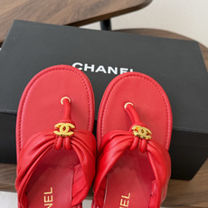 Chane*l小香新款金属logo折叠夹脚人字拖鞋chanel时髦精必入!休闲与时尚双拿捏谁懂啊,香奈儿 Chane*l小香新款金属logo折叠夹脚人字拖鞋chanel时髦精必入!休闲与时尚双拿捏谁懂啊,香奈儿