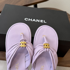 Chane*l小香新款金属logo折叠夹脚人字拖鞋chanel时髦精必入!休闲与时尚双拿捏谁懂啊,香奈儿 Chane*l小香新款金属logo折叠夹脚人字拖鞋chanel时髦精必入!休闲与时尚双拿捏谁懂啊,香奈儿