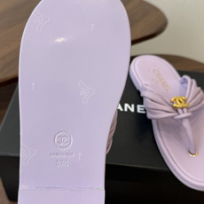 Chane*l小香新款金属logo折叠夹脚人字拖鞋chanel时髦精必入!休闲与时尚双拿捏谁懂啊,香奈儿 Chane*l小香新款金属logo折叠夹脚人字拖鞋chanel时髦精必入!休闲与时尚双拿捏谁懂啊,香奈儿