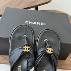 Chane*l小香新款金属logo折叠夹脚人字拖鞋chanel时髦精必入!休闲与时尚双拿捏谁懂啊,香奈儿 Chane*l小香新款金属logo折叠夹脚人字拖鞋chanel时髦精必入!休闲与时尚双拿捏谁懂啊,香奈儿