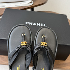 莞产Chane*l小香新款金属logo折叠夹脚人字拖鞋chanel时髦精必入!休闲与时尚双拿捏谁懂啊,香 莞产Chane*l小香新款金属logo折叠夹脚人字拖鞋chanel时髦精必入!休闲与时尚双拿捏谁懂啊,香