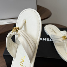 莞产Chane*l小香新款金属logo折叠夹脚人字拖鞋chanel时髦精必入!休闲与时尚双拿捏谁懂啊,香 莞产Chane*l小香新款金属logo折叠夹脚人字拖鞋chanel时髦精必入!休闲与时尚双拿捏谁懂啊,香
