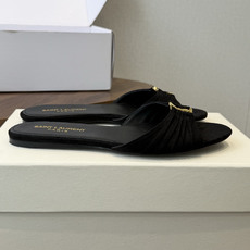 Saint Laurent26ss夏季新款褶皱YSL扣饰平底凉拖鞋面采用褶皱设计,搭配金属YSL标识,低 Saint Laurent26ss夏季新款褶皱YSL扣饰平底凉拖鞋面采用褶皱设计,搭配金属YSL标识,低