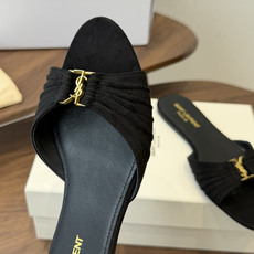 Saint Laurent26ss夏季新款褶皱YSL扣饰平底凉拖鞋面采用褶皱设计,搭配金属YSL标识,低 Saint Laurent26ss夏季新款褶皱YSL扣饰平底凉拖鞋面采用褶皱设计,搭配金属YSL标识,低
