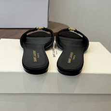 Saint Laurent26ss夏季新款褶皱YSL扣饰平底凉拖鞋面采用褶皱设计,搭配金属YSL标识,低 Saint Laurent26ss夏季新款褶皱YSL扣饰平底凉拖鞋面采用褶皱设计,搭配金属YSL标识,低