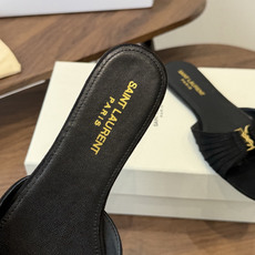Saint Laurent26ss夏季新款褶皱YSL扣饰平底凉拖鞋面采用褶皱设计,搭配金属YSL标识,低 Saint Laurent26ss夏季新款褶皱YSL扣饰平底凉拖鞋面采用褶皱设计,搭配金属YSL标识,低