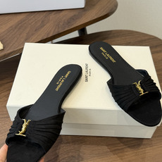 Saint Laurent26ss夏季新款褶皱YSL扣饰平底凉拖鞋面采用褶皱设计,搭配金属YSL标识,低 Saint Laurent26ss夏季新款褶皱YSL扣饰平底凉拖鞋面采用褶皱设计,搭配金属YSL标识,低