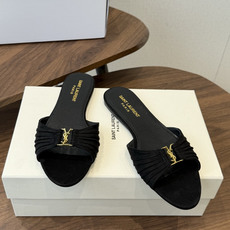 Saint Laurent26ss夏季新款褶皱YSL扣饰平底凉拖鞋面采用褶皱设计,搭配金属YSL标识,低 Saint Laurent26ss夏季新款褶皱YSL扣饰平底凉拖鞋面采用褶皱设计,搭配金属YSL标识,低