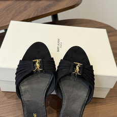 Saint Laurent26ss夏季新款褶皱YSL扣饰平底凉拖鞋面采用褶皱设计,搭配金属YSL标识,低 Saint Laurent26ss夏季新款褶皱YSL扣饰平底凉拖鞋面采用褶皱设计,搭配金属YSL标识,低