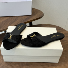 Saint Laurent26ss夏季新款褶皱YSL扣饰平底凉拖鞋面采用褶皱设计,搭配金属YSL标识,低 Saint Laurent26ss夏季新款褶皱YSL扣饰平底凉拖鞋面采用褶皱设计,搭配金属YSL标识,低