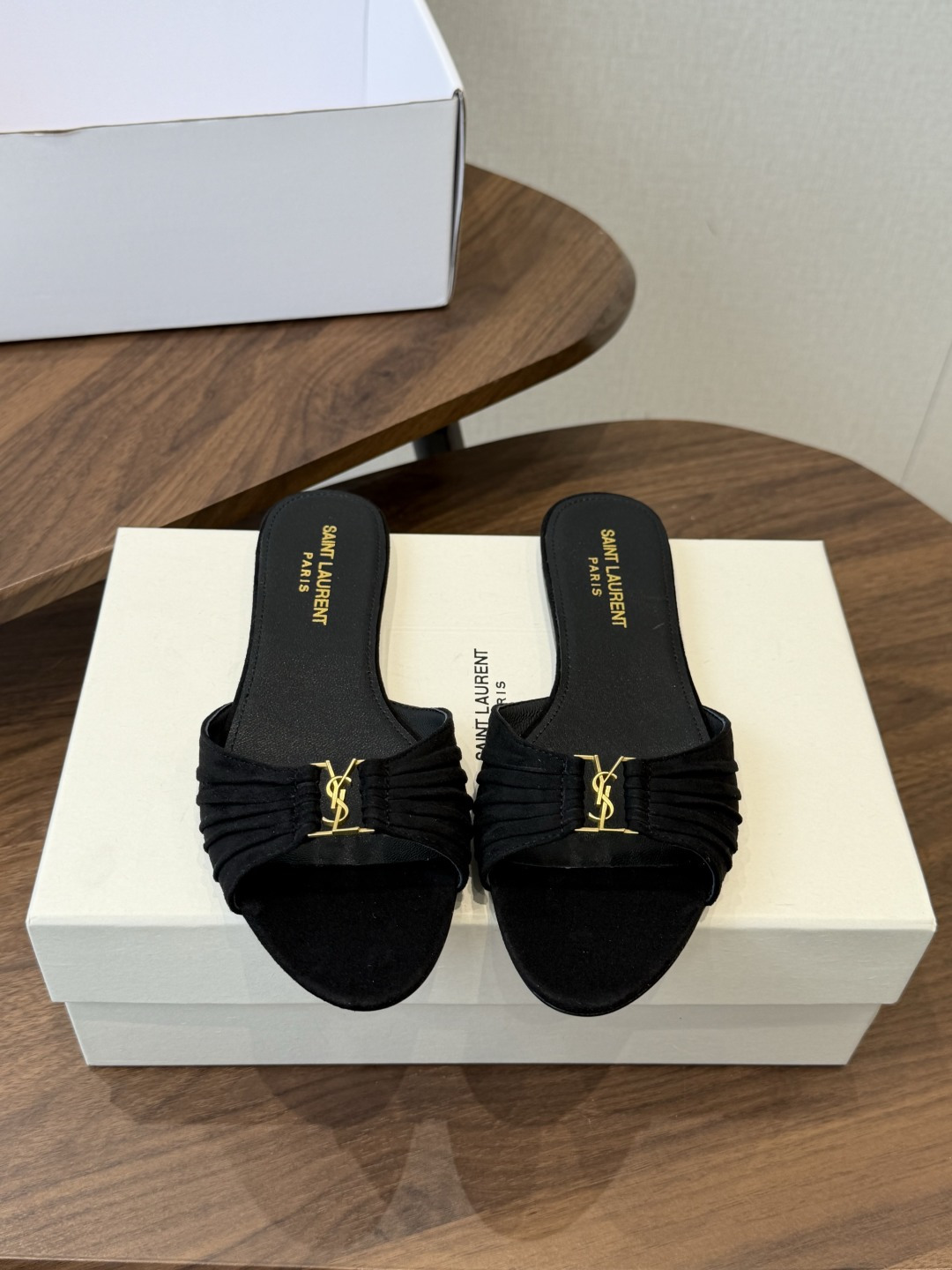 Saint Laurent26ss夏季新款褶皱YSL扣饰平底凉拖鞋面采用褶皱设计，搭配金属YSL标识，低