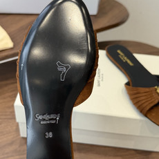 Saint Laurent26ss夏季新款褶皱YSL扣饰平底凉拖鞋面采用褶皱设计,搭配金属YSL标识,低 Saint Laurent26ss夏季新款褶皱YSL扣饰平底凉拖鞋面采用褶皱设计,搭配金属YSL标识,低