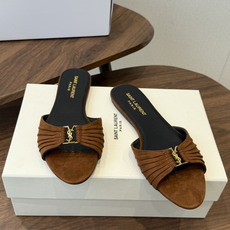 Saint Laurent26ss夏季新款褶皱YSL扣饰平底凉拖鞋面采用褶皱设计,搭配金属YSL标识,低 Saint Laurent26ss夏季新款褶皱YSL扣饰平底凉拖鞋面采用褶皱设计,搭配金属YSL标识,低