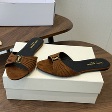 Saint Laurent26ss夏季新款褶皱YSL扣饰平底凉拖鞋面采用褶皱设计,搭配金属YSL标识,低 Saint Laurent26ss夏季新款褶皱YSL扣饰平底凉拖鞋面采用褶皱设计,搭配金属YSL标识,低