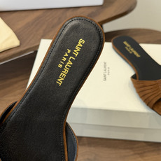 Saint Laurent26ss夏季新款褶皱YSL扣饰平底凉拖鞋面采用褶皱设计,搭配金属YSL标识,低 Saint Laurent26ss夏季新款褶皱YSL扣饰平底凉拖鞋面采用褶皱设计,搭配金属YSL标识,低