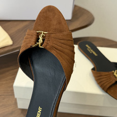 Saint Laurent26ss夏季新款褶皱YSL扣饰平底凉拖鞋面采用褶皱设计,搭配金属YSL标识,低 Saint Laurent26ss夏季新款褶皱YSL扣饰平底凉拖鞋面采用褶皱设计,搭配金属YSL标识,低