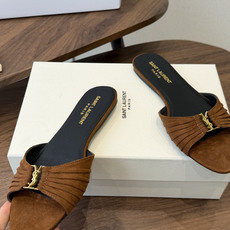 Saint Laurent26ss夏季新款褶皱YSL扣饰平底凉拖鞋面采用褶皱设计,搭配金属YSL标识,低 Saint Laurent26ss夏季新款褶皱YSL扣饰平底凉拖鞋面采用褶皱设计,搭配金属YSL标识,低