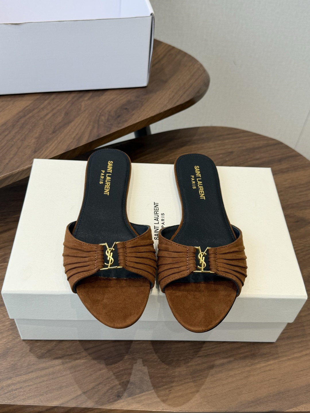Saint Laurent26ss夏季新款褶皱YSL扣饰平底凉拖鞋面采用褶皱设计，搭配金属YSL标识，低