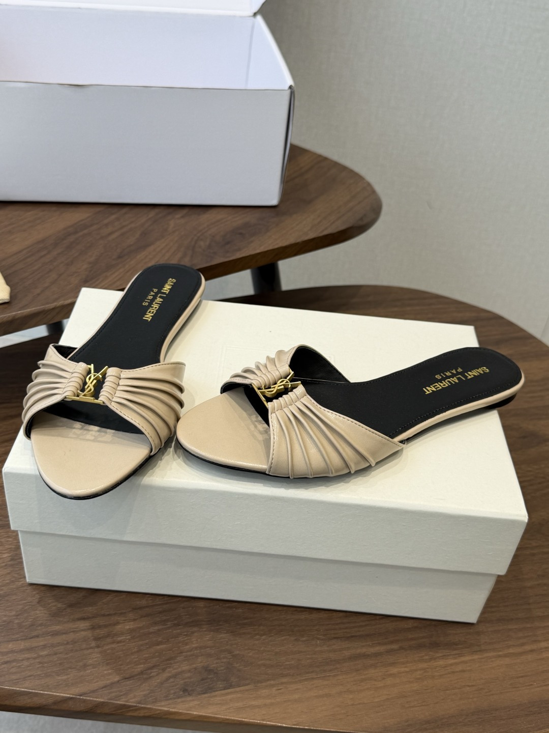 Saint Laurent26ss夏季新款褶皱YSL扣饰平底凉拖鞋面采用褶皱设计，搭配金属YSL标识，低