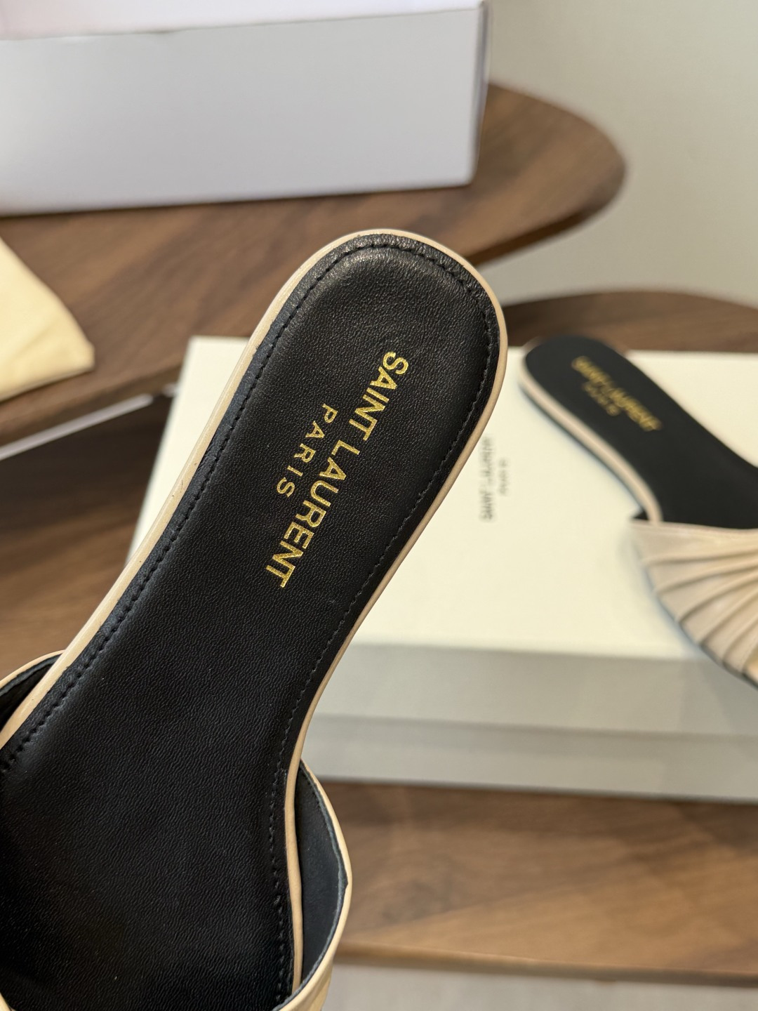 Saint Laurent26ss夏季新款褶皱YSL扣饰平底凉拖鞋面采用褶皱设计，搭配金属YSL标识，低