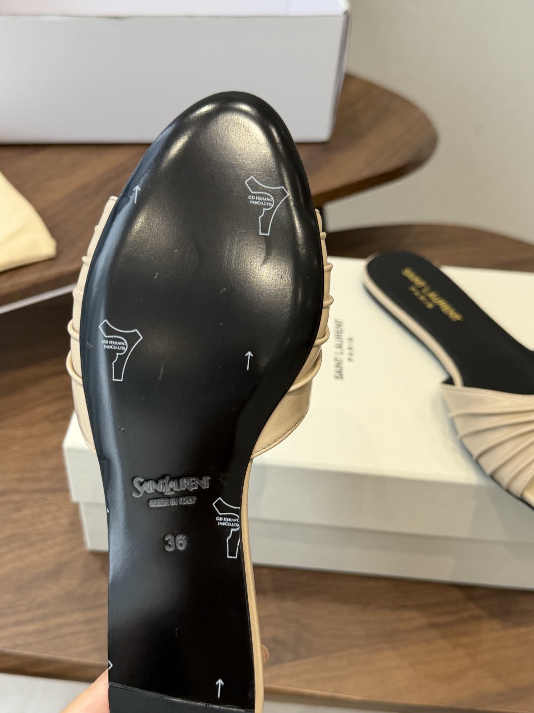 Saint Laurent26ss夏季新款褶皱YSL扣饰平底凉拖鞋面采用褶皱设计，搭配金属YSL标识，低