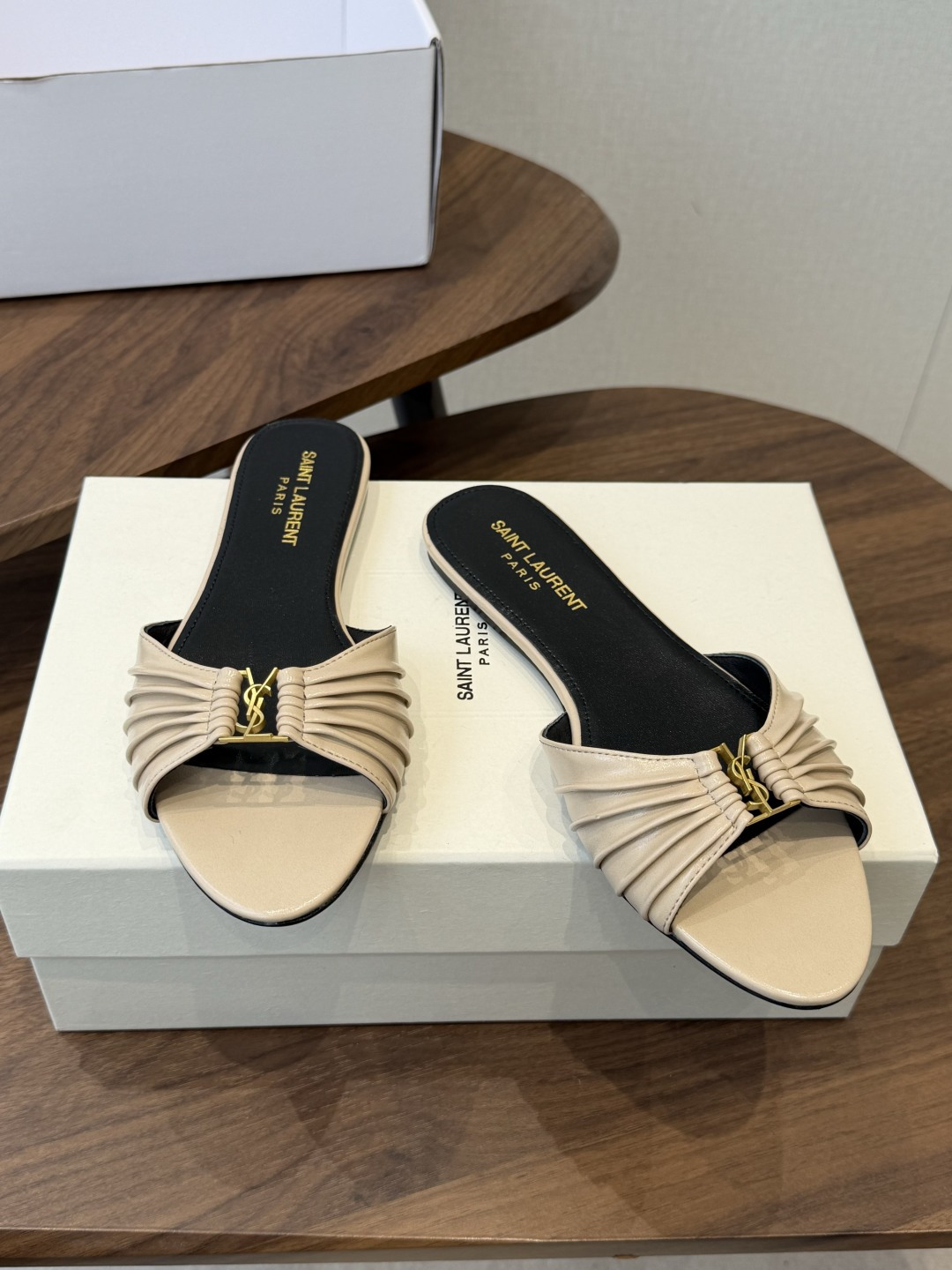Saint Laurent26ss夏季新款褶皱YSL扣饰平底凉拖鞋面采用褶皱设计，搭配金属YSL标识，低