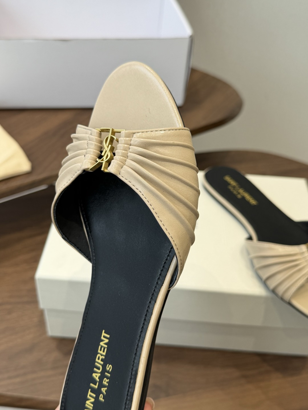 Saint Laurent26ss夏季新款褶皱YSL扣饰平底凉拖鞋面采用褶皱设计，搭配金属YSL标识，低