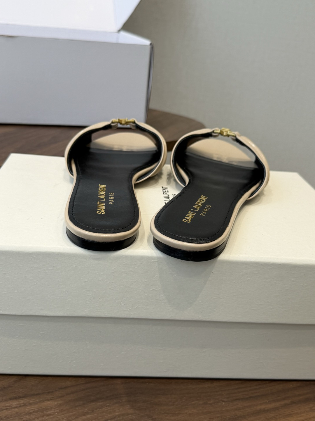 Saint Laurent26ss夏季新款褶皱YSL扣饰平底凉拖鞋面采用褶皱设计，搭配金属YSL标识，低