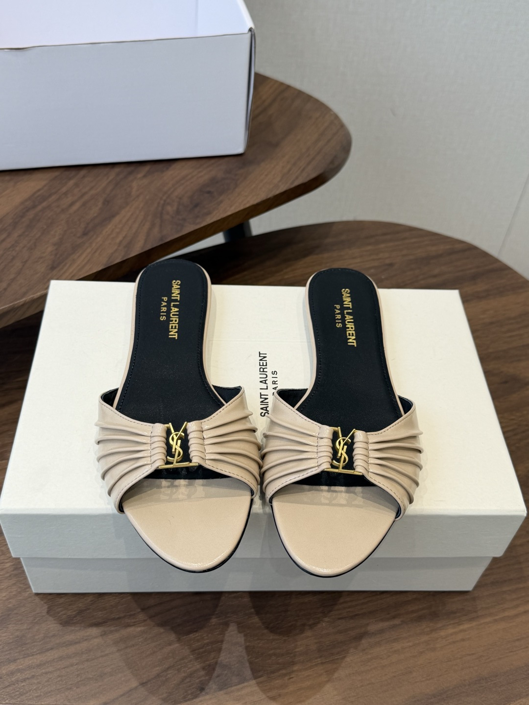 Saint Laurent26ss夏季新款褶皱YSL扣饰平底凉拖鞋面采用褶皱设计，搭配金属YSL标识，低