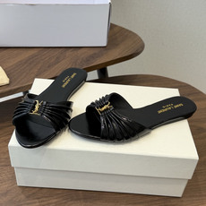 Saint Laurent26ss夏季新款褶皱YSL扣饰平底凉拖鞋面采用褶皱设计,搭配金属YSL标识,低 Saint Laurent26ss夏季新款褶皱YSL扣饰平底凉拖鞋面采用褶皱设计,搭配金属YSL标识,低