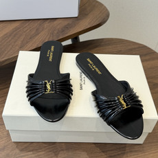 Saint Laurent26ss夏季新款褶皱YSL扣饰平底凉拖鞋面采用褶皱设计,搭配金属YSL标识,低 Saint Laurent26ss夏季新款褶皱YSL扣饰平底凉拖鞋面采用褶皱设计,搭配金属YSL标识,低