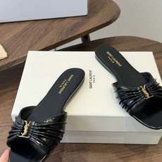 Saint Laurent26ss夏季新款褶皱YSL扣饰平底凉拖鞋面采用褶皱设计,搭配金属YSL标识,低 Saint Laurent26ss夏季新款褶皱YSL扣饰平底凉拖鞋面采用褶皱设计,搭配金属YSL标识,低