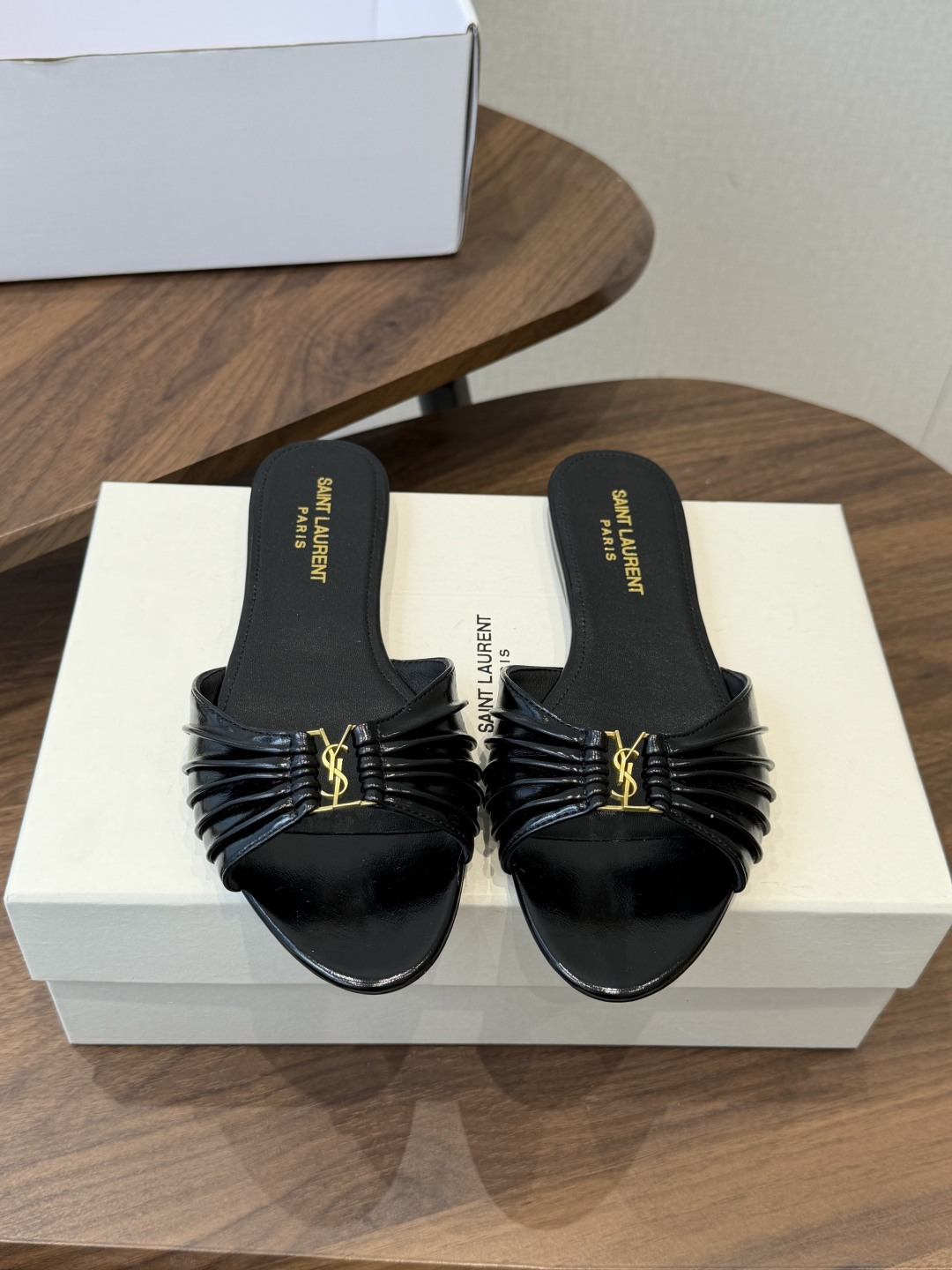 Saint Laurent26ss夏季新款褶皱YSL扣饰平底凉拖鞋面采用褶皱设计，搭配金属YSL标识，低