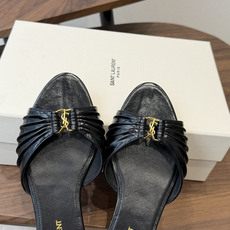 Saint Laurent26ss夏季新款褶皱YSL扣饰平底凉拖鞋面采用褶皱设计,搭配金属YSL标识,低 Saint Laurent26ss夏季新款褶皱YSL扣饰平底凉拖鞋面采用褶皱设计,搭配金属YSL标识,低