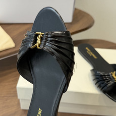 Saint Laurent26ss夏季新款褶皱YSL扣饰平底凉拖鞋面采用褶皱设计,搭配金属YSL标识,低 Saint Laurent26ss夏季新款褶皱YSL扣饰平底凉拖鞋面采用褶皱设计,搭配金属YSL标识,低