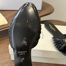 Saint Laurent26ss夏季新款褶皱YSL扣饰平底凉拖鞋面采用褶皱设计,搭配金属YSL标识,低 Saint Laurent26ss夏季新款褶皱YSL扣饰平底凉拖鞋面采用褶皱设计,搭配金属YSL标识,低