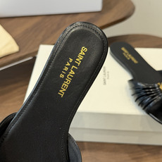 Saint Laurent26ss夏季新款褶皱YSL扣饰平底凉拖鞋面采用褶皱设计,搭配金属YSL标识,低 Saint Laurent26ss夏季新款褶皱YSL扣饰平底凉拖鞋面采用褶皱设计,搭配金属YSL标识,低