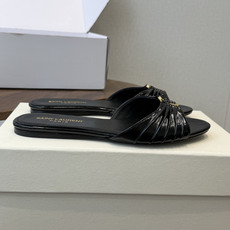 Saint Laurent26ss夏季新款褶皱YSL扣饰平底凉拖鞋面采用褶皱设计,搭配金属YSL标识,低 Saint Laurent26ss夏季新款褶皱YSL扣饰平底凉拖鞋面采用褶皱设计,搭配金属YSL标识,低