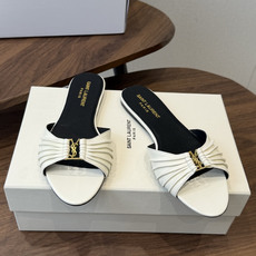 Saint Laurent26ss夏季新款褶皱YSL扣饰平底凉拖鞋面采用褶皱设计,搭配金属YSL标识,低 Saint Laurent26ss夏季新款褶皱YSL扣饰平底凉拖鞋面采用褶皱设计,搭配金属YSL标识,低