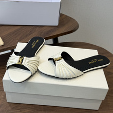 Saint Laurent26ss夏季新款褶皱YSL扣饰平底凉拖鞋面采用褶皱设计,搭配金属YSL标识,低 Saint Laurent26ss夏季新款褶皱YSL扣饰平底凉拖鞋面采用褶皱设计,搭配金属YSL标识,低