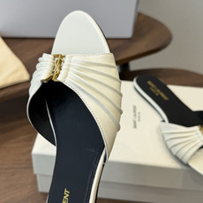 Saint Laurent26ss夏季新款褶皱YSL扣饰平底凉拖鞋面采用褶皱设计,搭配金属YSL标识,低 Saint Laurent26ss夏季新款褶皱YSL扣饰平底凉拖鞋面采用褶皱设计,搭配金属YSL标识,低