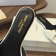 Saint Laurent26ss夏季新款褶皱YSL扣饰平底凉拖鞋面采用褶皱设计,搭配金属YSL标识,低 Saint Laurent26ss夏季新款褶皱YSL扣饰平底凉拖鞋面采用褶皱设计,搭配金属YSL标识,低