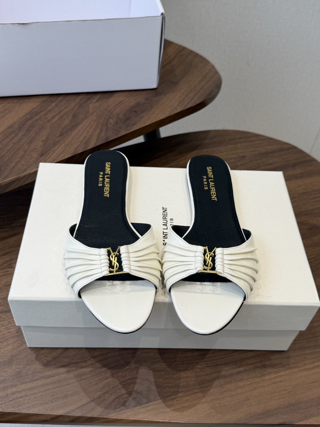 Saint Laurent26ss夏季新款褶皱YSL扣饰平底凉拖鞋面采用褶皱设计，搭配金属YSL标识，低
