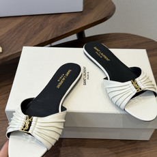 Saint Laurent26ss夏季新款褶皱YSL扣饰平底凉拖鞋面采用褶皱设计,搭配金属YSL标识,低 Saint Laurent26ss夏季新款褶皱YSL扣饰平底凉拖鞋面采用褶皱设计,搭配金属YSL标识,低