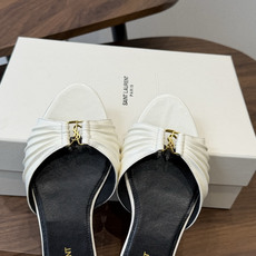Saint Laurent26ss夏季新款褶皱YSL扣饰平底凉拖鞋面采用褶皱设计,搭配金属YSL标识,低 Saint Laurent26ss夏季新款褶皱YSL扣饰平底凉拖鞋面采用褶皱设计,搭配金属YSL标识,低